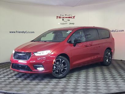 New 2026 Chrysler Pacifica Select