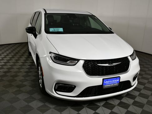 Used 2024 Chrysler Pacifica Touring-L image 3