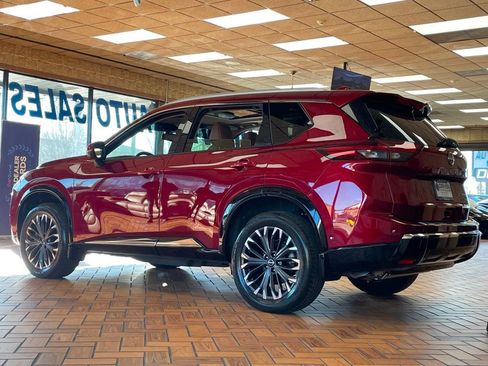 Used 2025 Nissan Rogue Platinum w/ Tech Package image 6