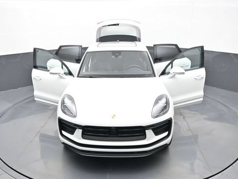 Certified 2025 Porsche Macan AWD/4WD image 32