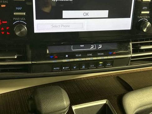 Used 2023 Toyota Sienna LE AWD/4WD image 32