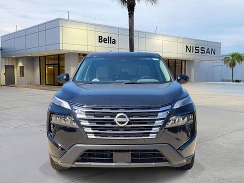 Used 2025 Nissan Rogue SV image 2