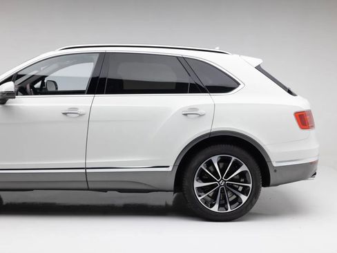 Used 2017 Bentley Bentayga AWD/4WD image 19