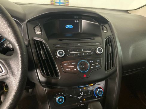 Used 2017 Ford Focus SE image 2