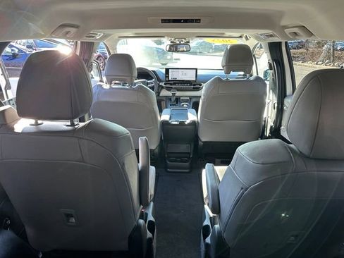 Used 2025 Toyota Sienna XLE image 34