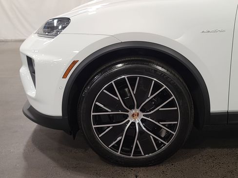 New 2026 Porsche Macan Electric RWD image 35
