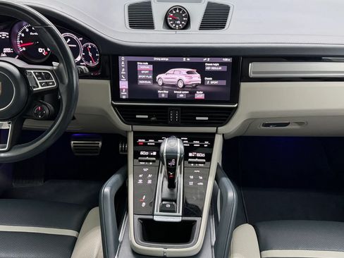 Used 2020 Porsche Cayenne Turbo AWD/4WD image 32