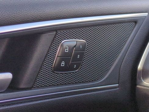 Used 2018 Ford Edge Titanium image 32