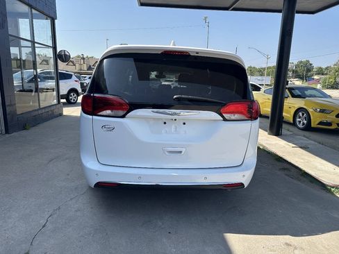 Used 2017 Chrysler Pacifica Touring-L FWD image 7