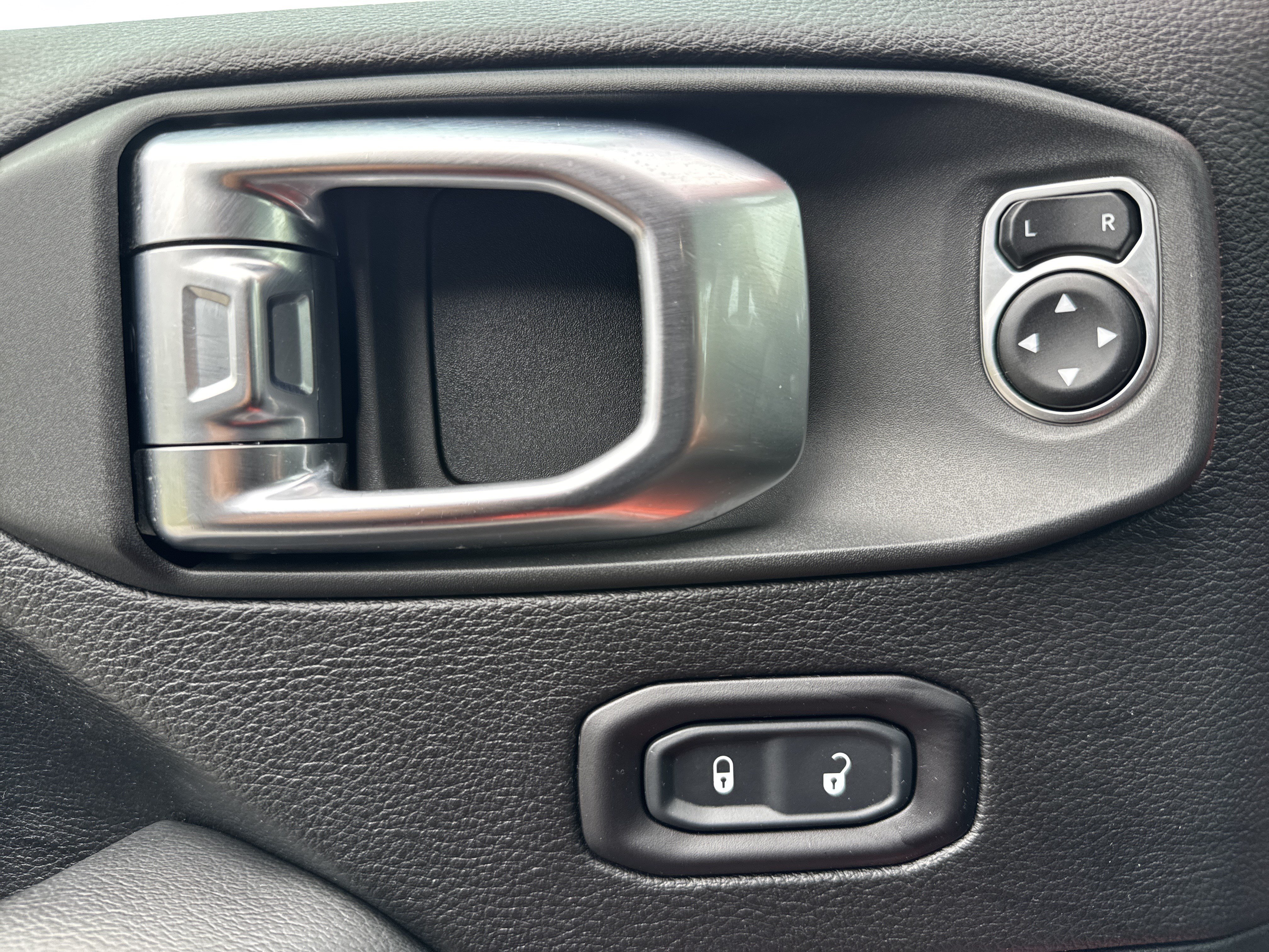 Used 2020 Jeep Wrangler Unlimited Sahara w/ Uconnect 4C Nav & Sound Group AWD/4WD image 14