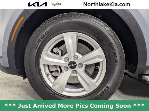 Used 2023 Kia Sorento LX image 9