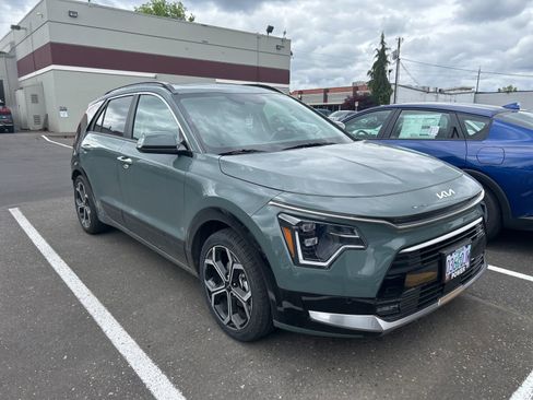 Used 2025 Kia Niro SX Touring FWD image 2