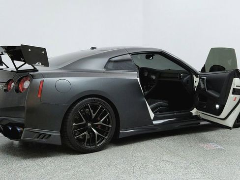Used 2019 Nissan GT-R AWD/4WD image 11