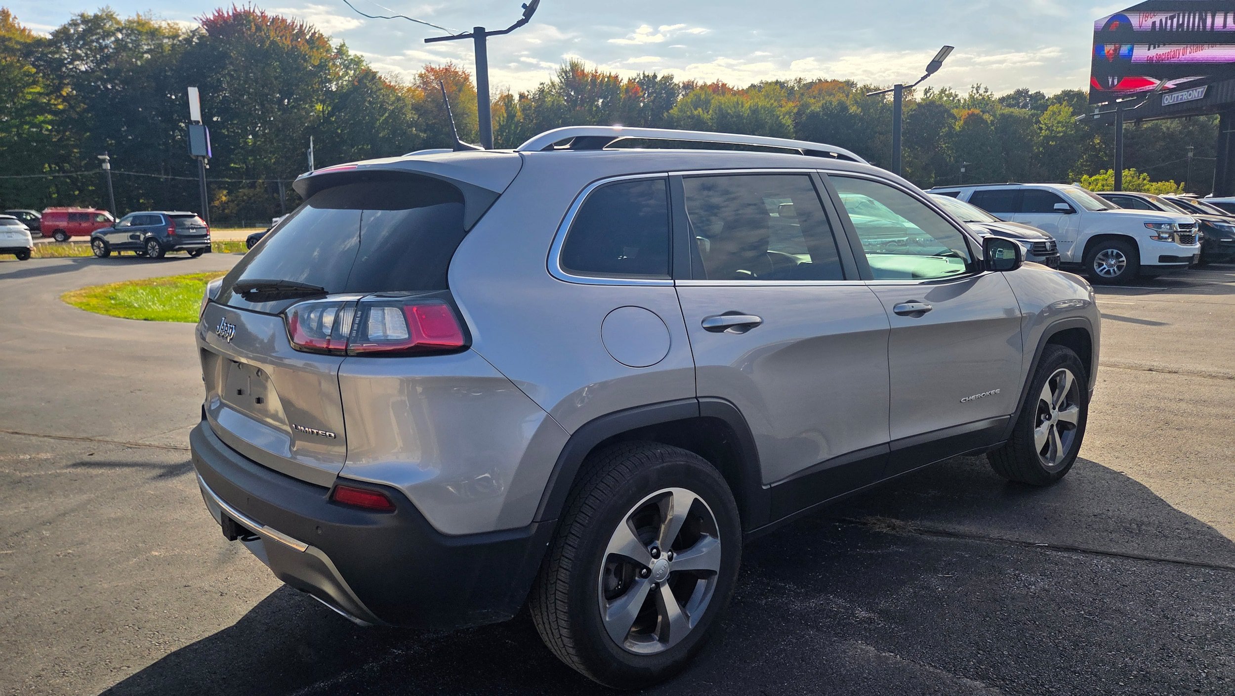 Used 2019 Jeep Cherokee Limited w/ Trailer Tow Group AWD/4WD image 3