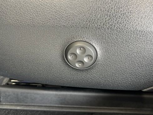 Used 2025 Mercedes-Benz GLC 300 4MATIC image 19