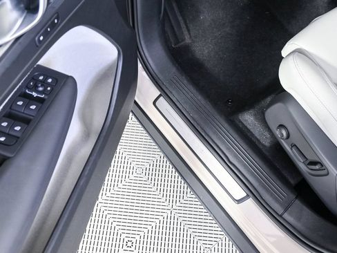 Used 2025 Volvo XC40 B5 Plus AWD/4WD image 9