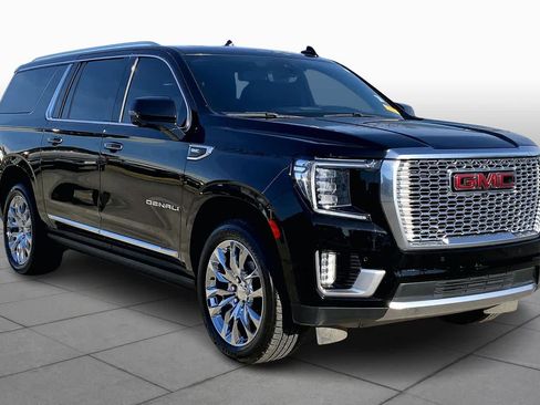 Used 2022 GMC Yukon XL Denali w/ Denali Premium Package image 2