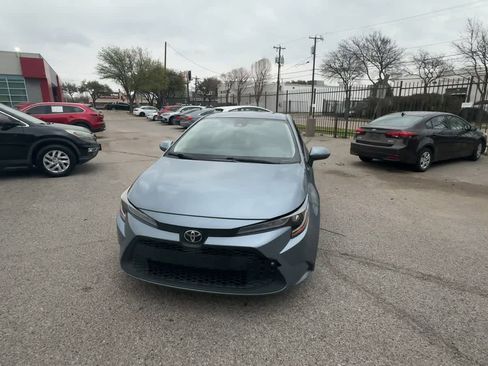 Used 2020 Toyota Corolla LE image 3