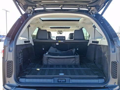 Used 2025 Land Rover Discovery Dynamic SE AWD/4WD image 28