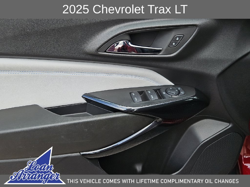 Used 2025 Chevrolet Trax LT FWD image 21