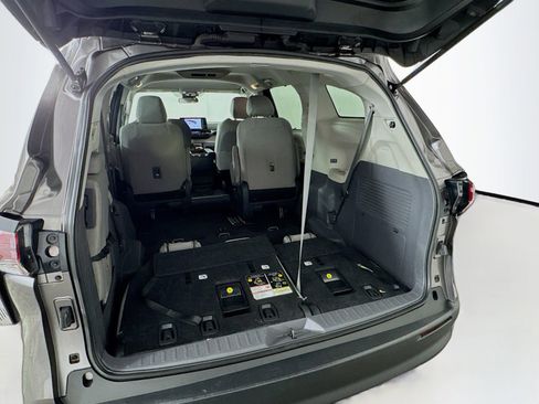 Used 2024 Toyota Sienna LE FWD image 24
