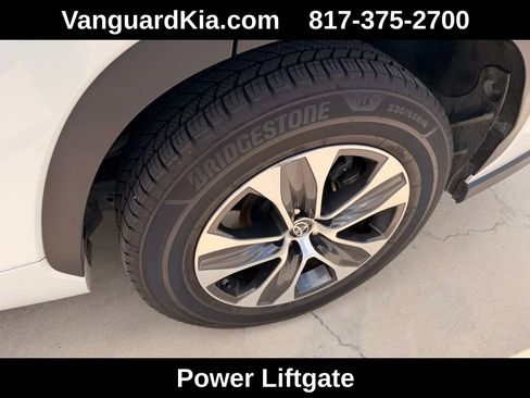 Used 2023 Toyota Highlander XLE image 9