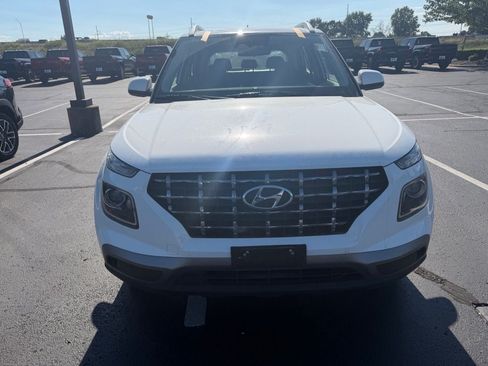 Used 2025 Hyundai Venue SEL FWD image 2