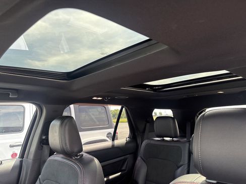 Used 2019 Ford Explorer XLT w/ XLT Sport Appearance Package AWD/4WD image 5