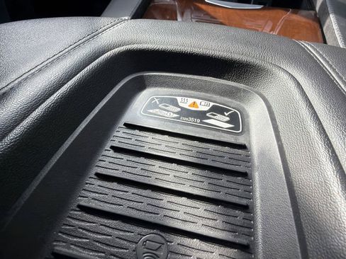 Used 2020 Cadillac Escalade Premium Luxury AWD/4WD image 35