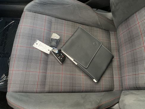 Certified 2022 Volkswagen GTI SE FWD image 9