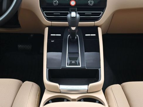 Certified 2025 Porsche Macan AWD/4WD image 10