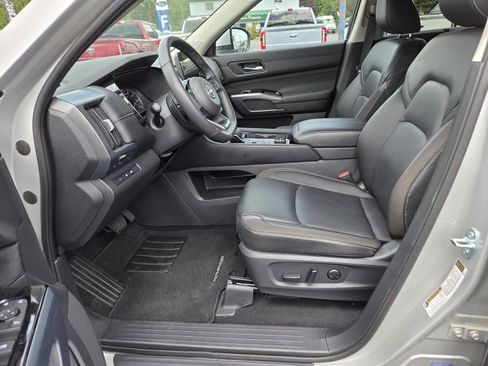 Used 2025 Nissan Pathfinder SL w/ SL Premium Package AWD/4WD image 10