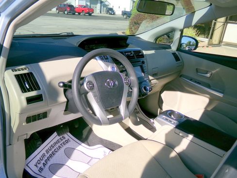 Used 2014 Toyota Prius V Three image 6