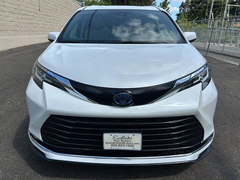 Used 2022 Toyota Sienna XLE w/ XLE Plus Package AWD/4WD image 2