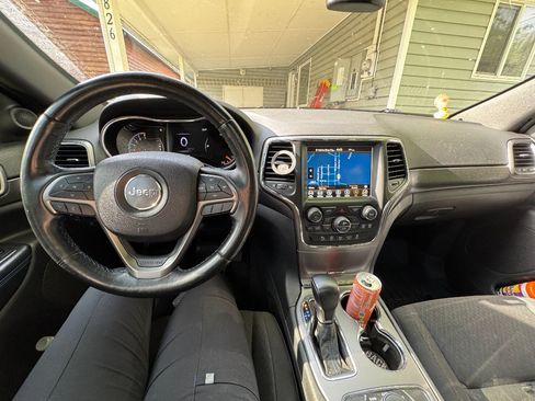 Used 2018 Jeep Grand Cherokee Laredo AWD/4WD image 5