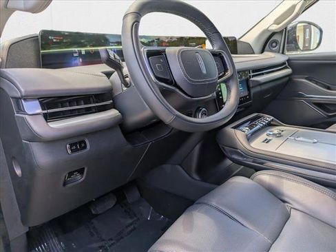 New 2025 Lincoln Navigator Reserve image 3
