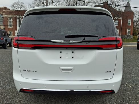 Used 2025 Chrysler Pacifica Select image 5