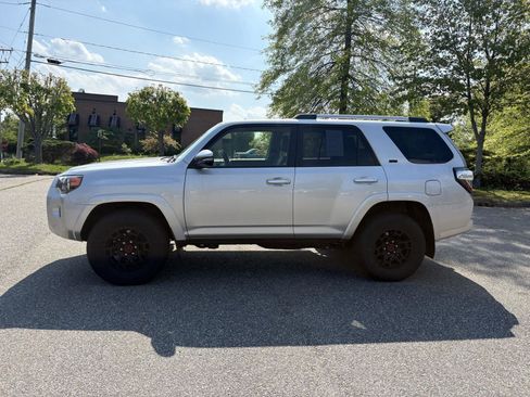 Used 2023 Toyota 4Runner SR5 Premium w/ Moonroof Package AWD/4WD image 4