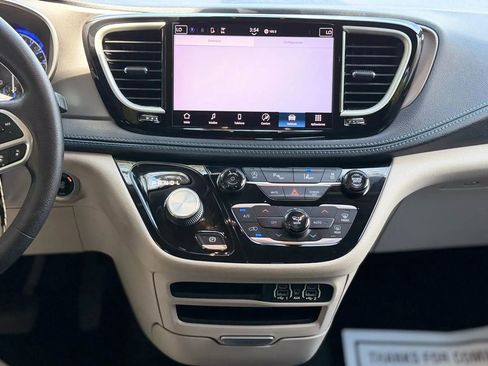 Used 2021 Chrysler Pacifica Touring FWD image 29