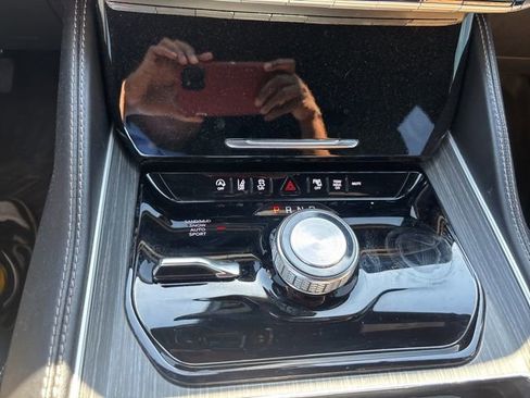 Used 2023 Jeep Wagoneer L Series II image 31