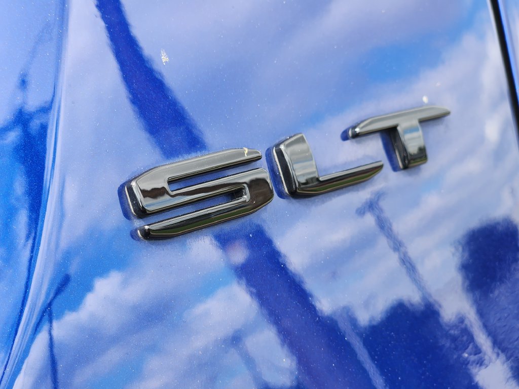 Used 2023 GMC Acadia SLT FWD image 16