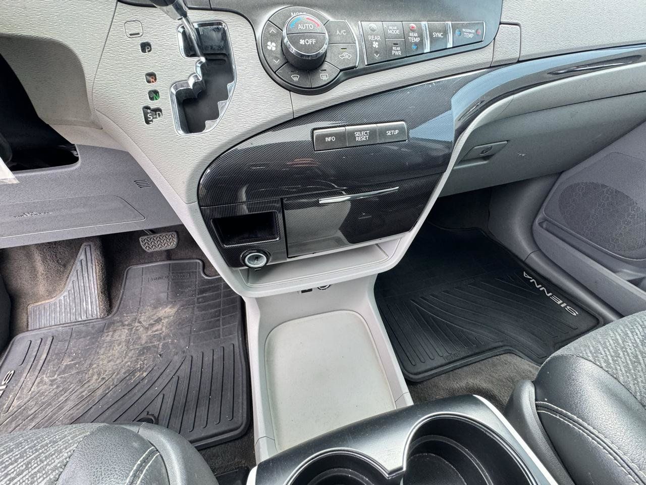 Used 2014 Toyota Sienna SE FWD image 23