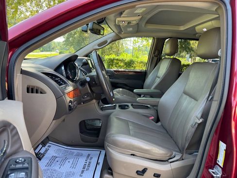 Used 2013 Chrysler Town & Country Touring-L w/ Entertainment Group #2 FWD image 11