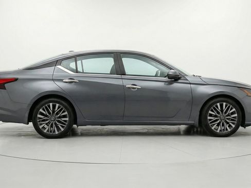 Used 2025 Nissan Altima 2.5 SV FWD image 11