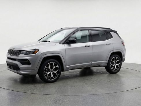 Used 2025 Jeep Compass Limited image 3