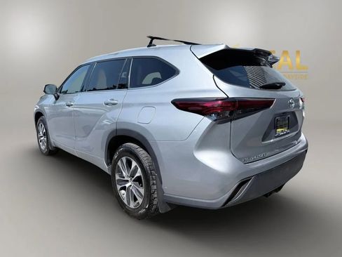 Used 2022 Toyota Highlander XLE AWD/4WD image 4
