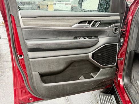 Used 2024 Jeep Wagoneer Series III w/ Premium Group I AWD/4WD image 17