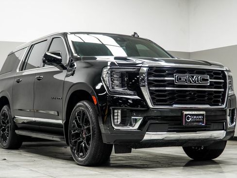 Used 2024 GMC Yukon XL SLT w/ SLT Premium Package image 5