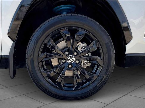 Used 2024 Toyota RAV4 SE image 10