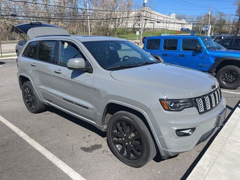Used 2022 Jeep Grand Cherokee Laredo X image 2